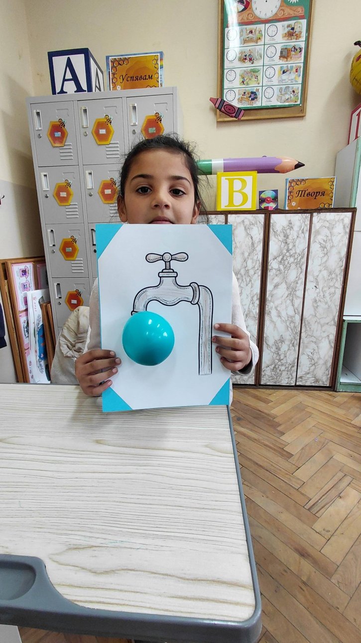 Ученици от 1. клас с урок за значението и опазването на водата.