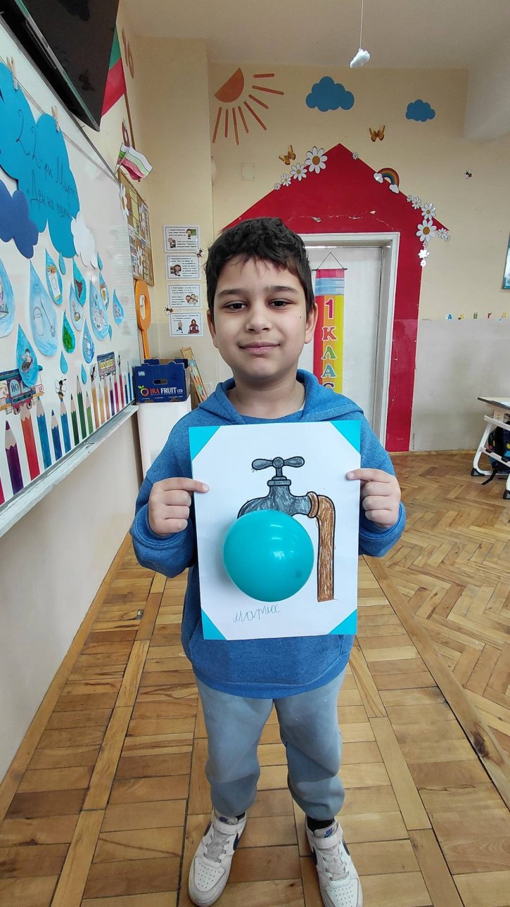 Ученици от 1. клас с урок за значението и опазването на водата.