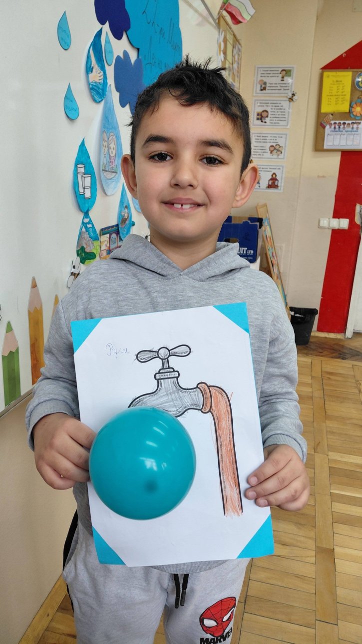 Ученици от 1. клас с урок за значението и опазването на водата.