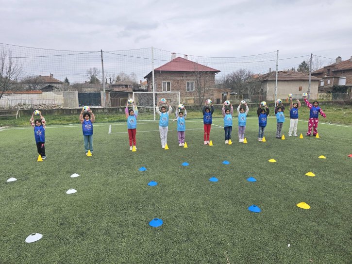 ОбУ „Св. св. Кирил и Методий“ и UEFA Playmakers – заедно за развитието на момичетата във футбола.