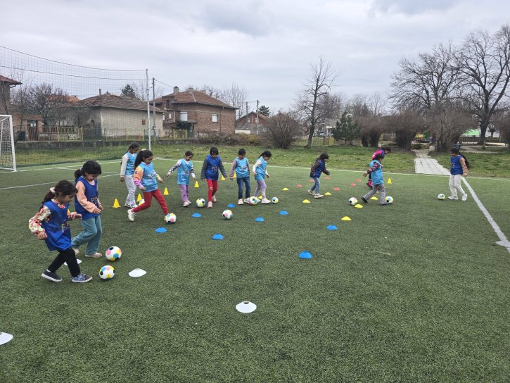 ОбУ „Св. св. Кирил и Методий“ и UEFA Playmakers – заедно за развитието на момичетата във футбола.