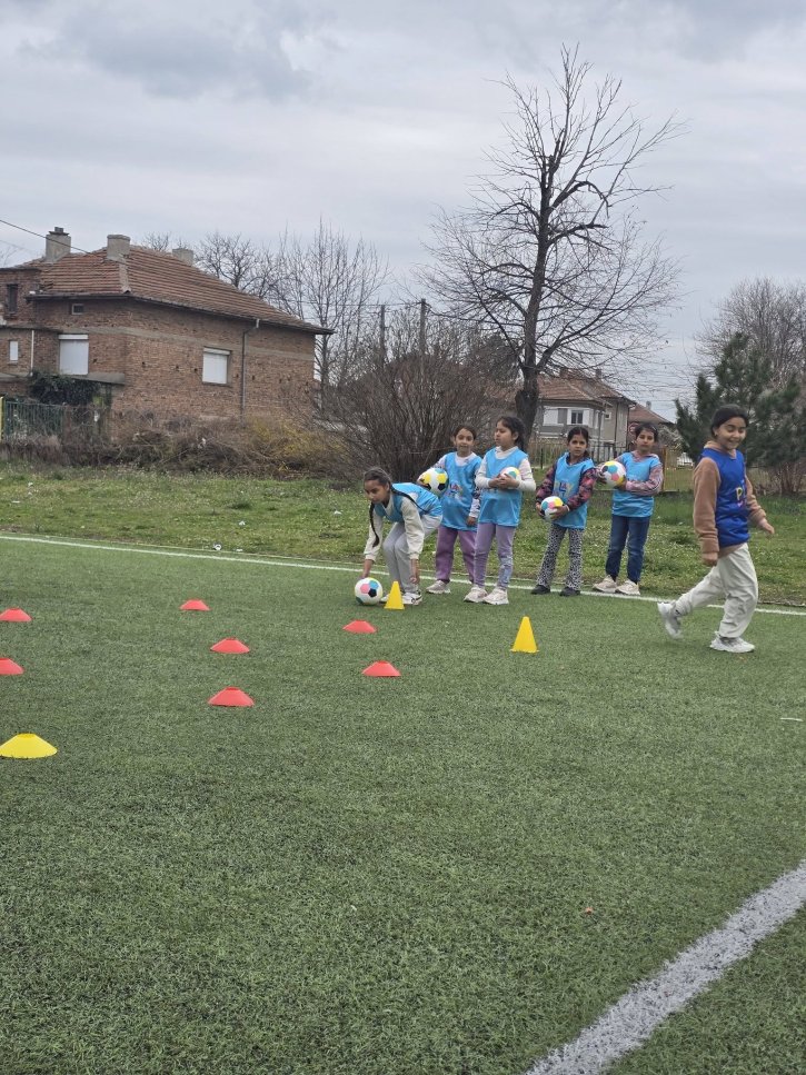 ОбУ „Св. св. Кирил и Методий“ и UEFA Playmakers – заедно за развитието на момичетата във футбола.