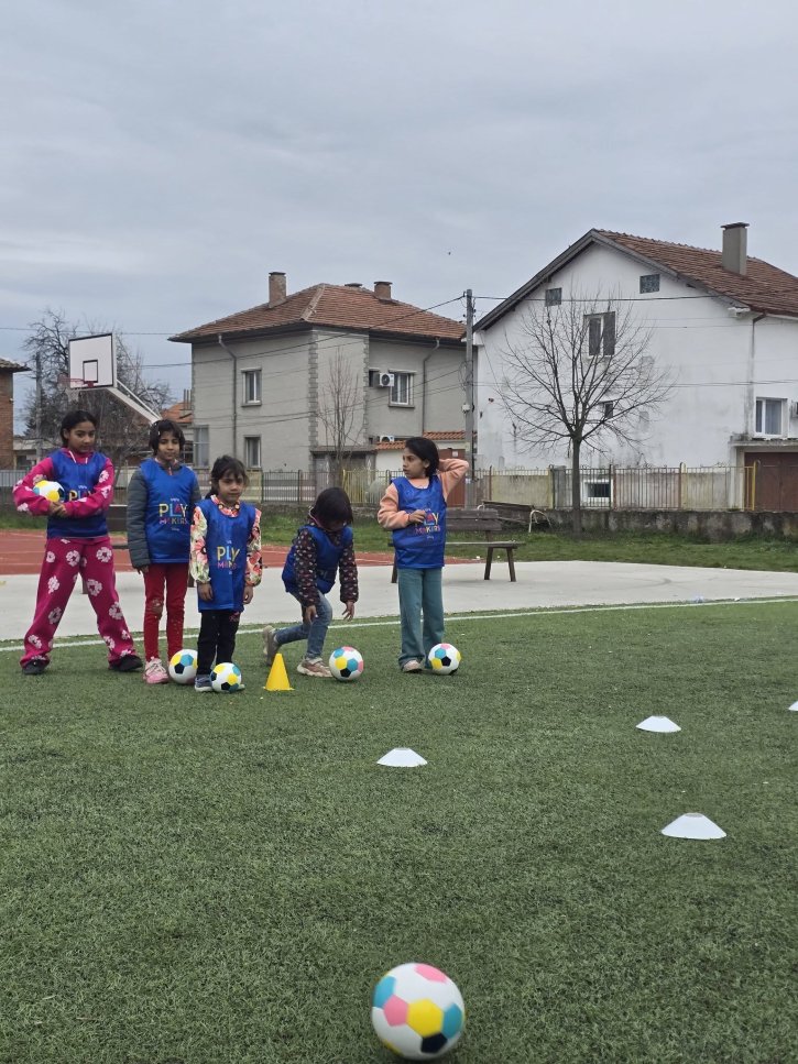 ОбУ „Св. св. Кирил и Методий“ и UEFA Playmakers – заедно за развитието на момичетата във футбола.