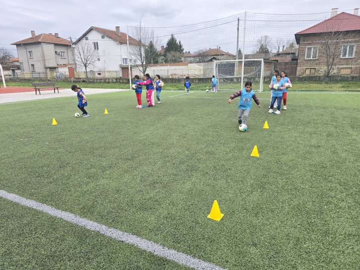 ОбУ „Св. св. Кирил и Методий“ и UEFA Playmakers – заедно за развитието на момичетата във футбола.