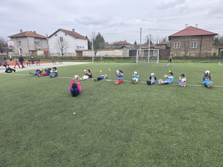 ОбУ „Св. св. Кирил и Методий“ и UEFA Playmakers – заедно за развитието на момичетата във футбола.