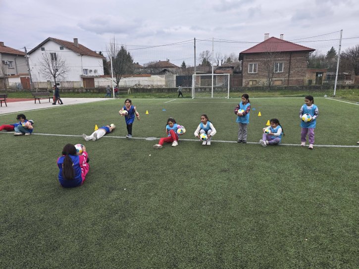 ОбУ „Св. св. Кирил и Методий“ и UEFA Playmakers – заедно за развитието на момичетата във футбола.