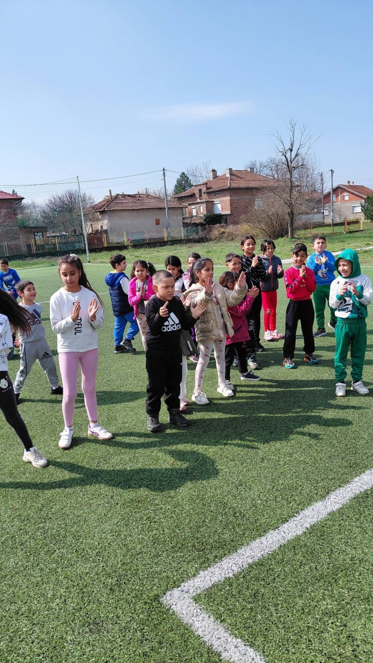Музикално междучасие с танци и пролетно настроение в училищния двор.