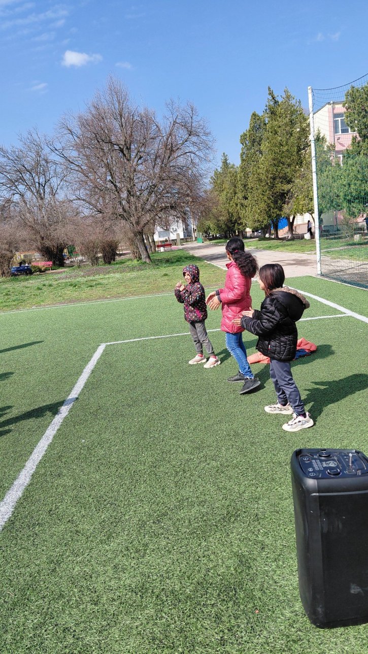 Музикално междучасие с танци и пролетно настроение в училищния двор.