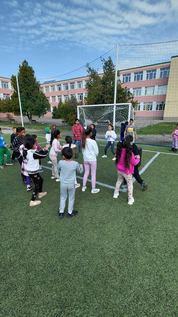 Музикално междучасие с танци и пролетно настроение в училищния двор.