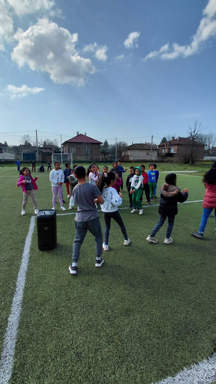 Музикално междучасие с танци и пролетно настроение в училищния двор.