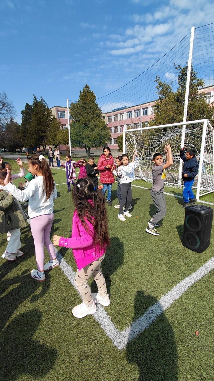 Музикално междучасие с танци и пролетно настроение в училищния двор.