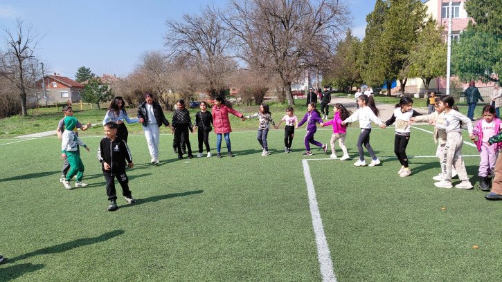 Музикално междучасие с танци и пролетно настроение в училищния двор.