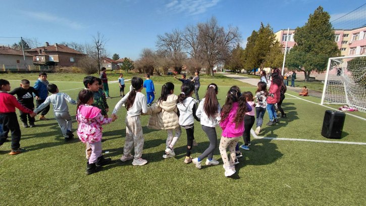Музикално междучасие с танци и пролетно настроение в училищния двор.