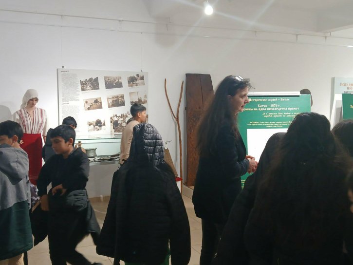 Ученици посетиха изложбата „Батак 1876 г. – хроника на една безсмъртна пролет“ в Исторически музей – Димитровград.