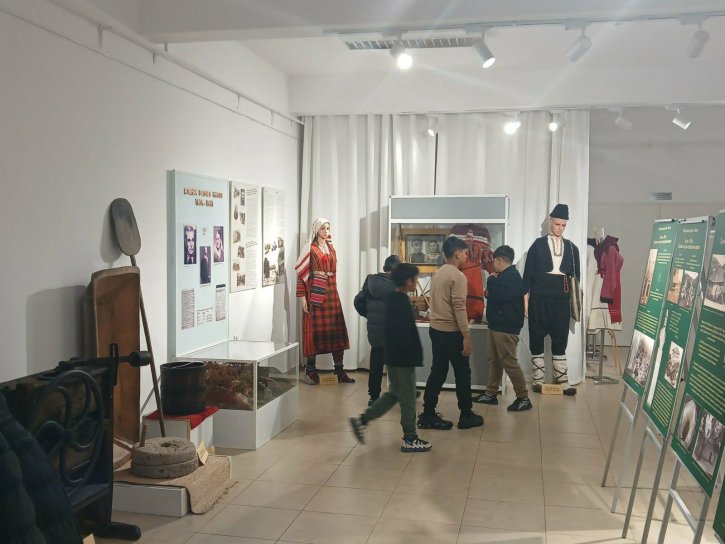 Ученици посетиха изложбата „Батак 1876 г. – хроника на една безсмъртна пролет“ в Исторически музей – Димитровград.