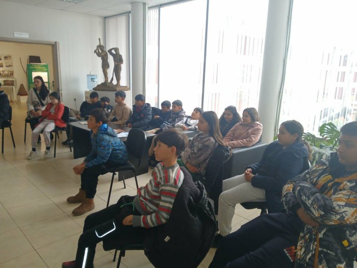 Ученици посетиха изложбата „Батак 1876 г. – хроника на една безсмъртна пролет“ в Исторически музей – Димитровград.