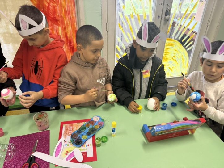 Ученици и родители се включиха в нашата великденска творческа работилничка.