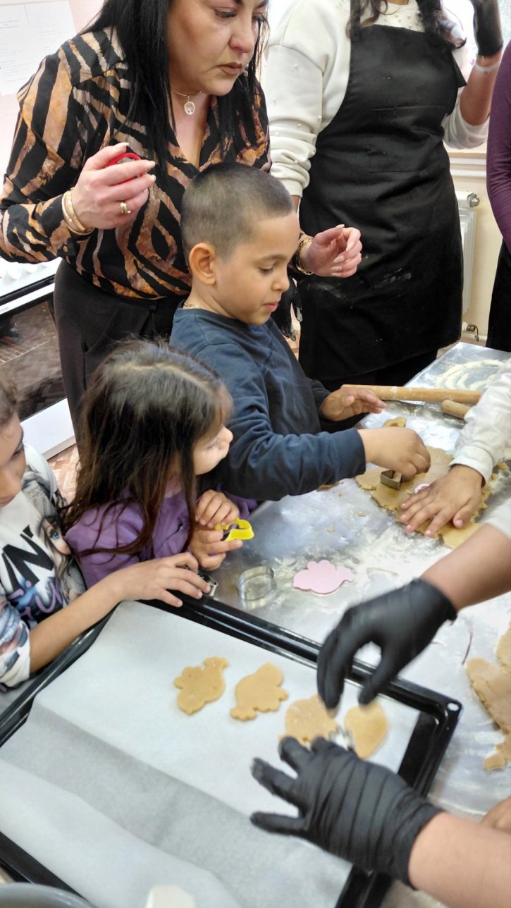 Учебна практика с великденски вкус, изпълнена с курабийки, усмивки и творчество.