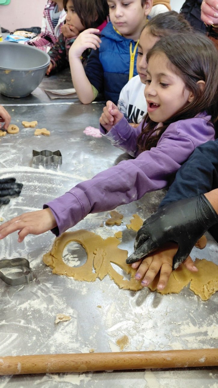 Учебна практика с великденски вкус, изпълнена с курабийки, усмивки и творчество.