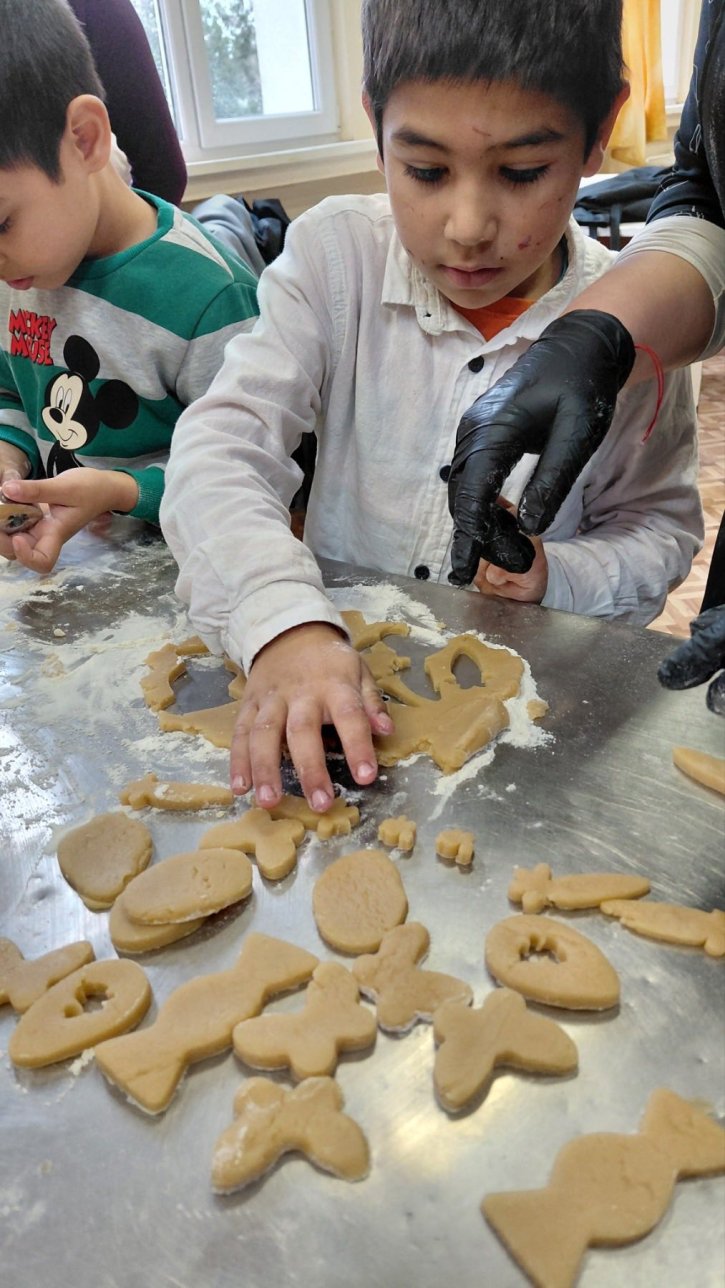 Учебна практика с великденски вкус, изпълнена с курабийки, усмивки и творчество.