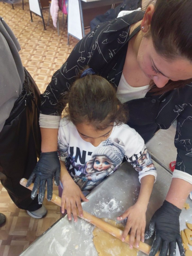 Учебна практика с великденски вкус, изпълнена с курабийки, усмивки и творчество.