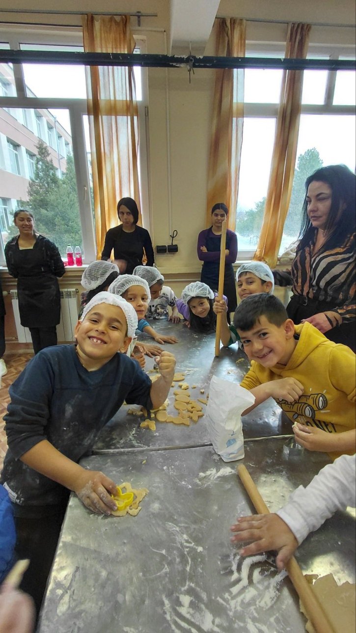 Учебна практика с великденски вкус, изпълнена с курабийки, усмивки и творчество.