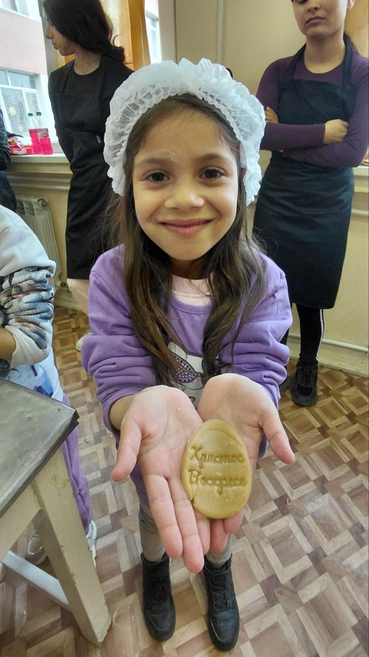 Учебна практика с великденски вкус, изпълнена с курабийки, усмивки и творчество.