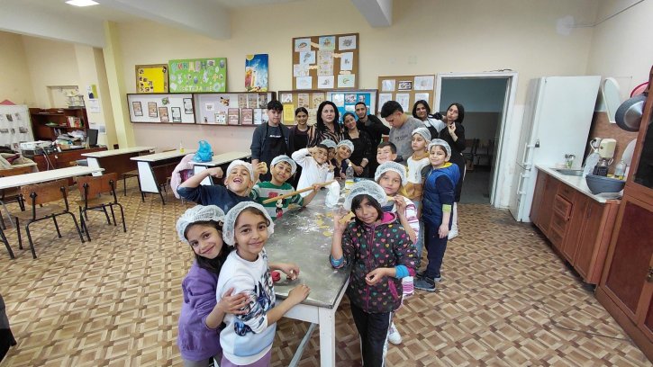 Учебна практика с великденски вкус, изпълнена с курабийки, усмивки и творчество.