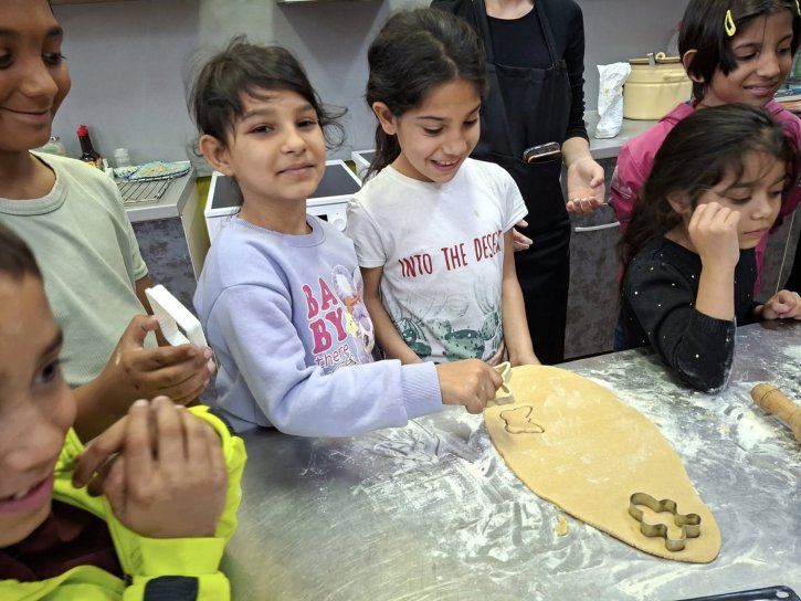 Учебна практика с великденски вкус, изпълнена с курабийки, усмивки и творчество.