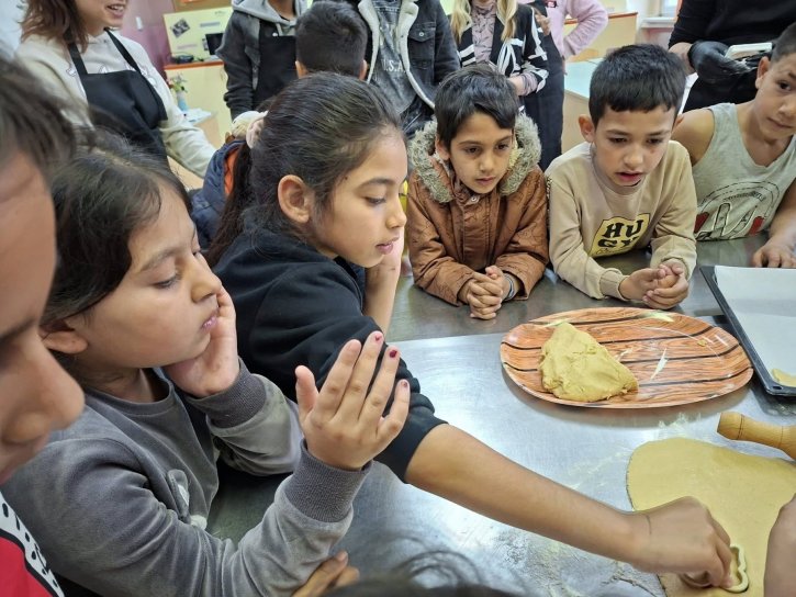 Учебна практика с великденски вкус, изпълнена с курабийки, усмивки и творчество.