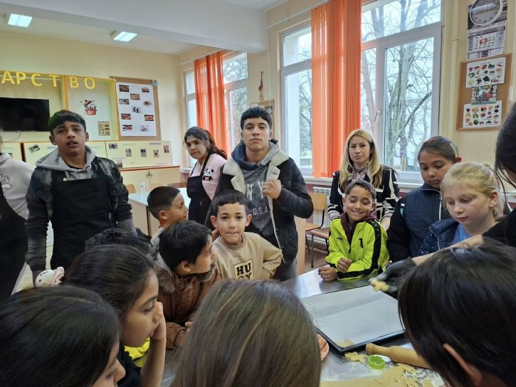 Учебна практика с великденски вкус, изпълнена с курабийки, усмивки и творчество.