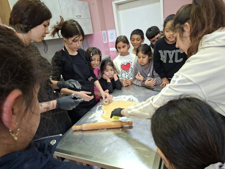 Учебна практика с великденски вкус, изпълнена с курабийки, усмивки и творчество.