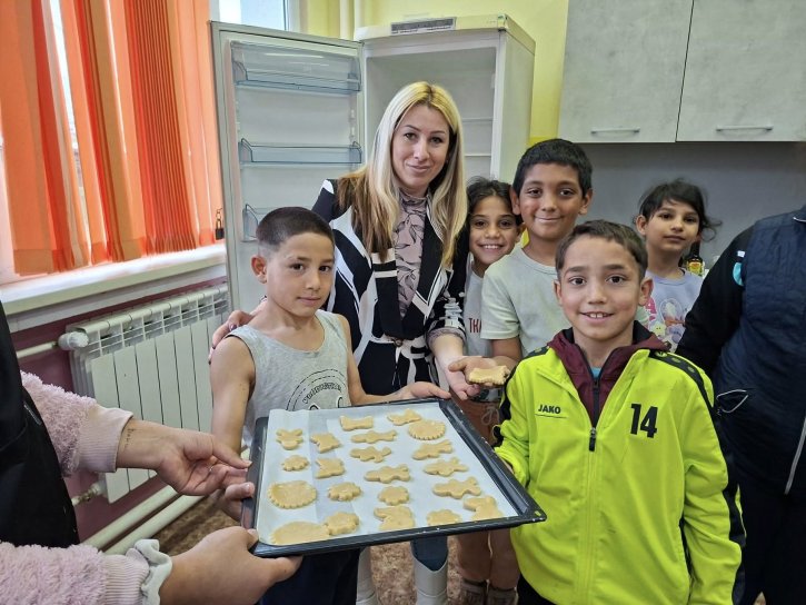 Учебна практика с великденски вкус, изпълнена с курабийки, усмивки и творчество.