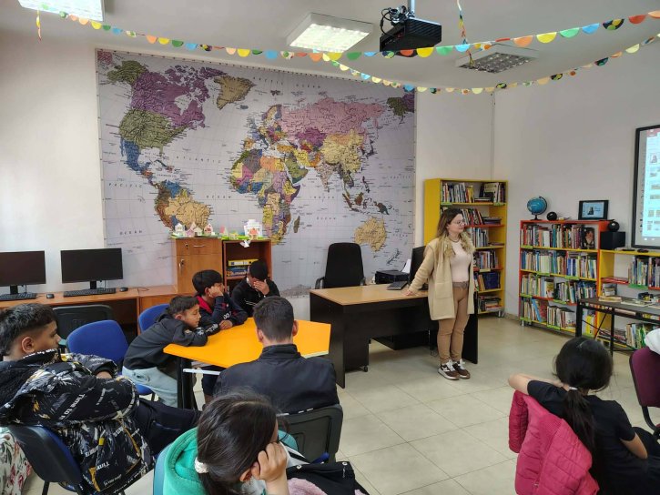 Ученици от 5. клас посетиха Градска библиотека „Пеньо Пенев“ в рамките на Националния маратон на четенето.
