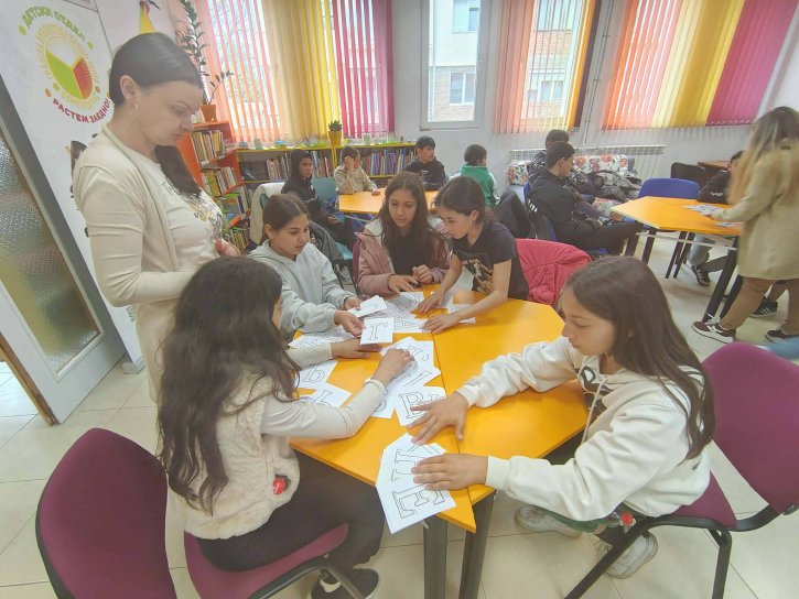 Ученици от 5. клас посетиха Градска библиотека „Пеньо Пенев“ в рамките на Националния маратон на четенето.