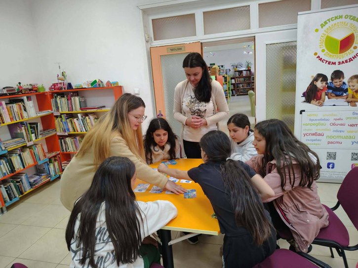 Ученици от 5. клас посетиха Градска библиотека „Пеньо Пенев“ в рамките на Националния маратон на четенето.