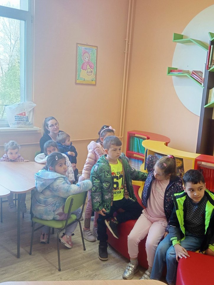 Празник на книгата в училищната библиотека с участие на ученици и гости от детска градина.