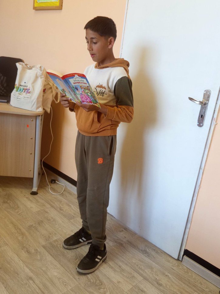 Празник на книгата в училищната библиотека с участие на ученици и гости от детска градина.