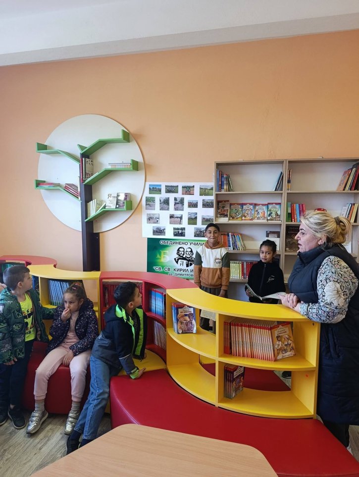 Празник на книгата в училищната библиотека с участие на ученици и гости от детска градина.