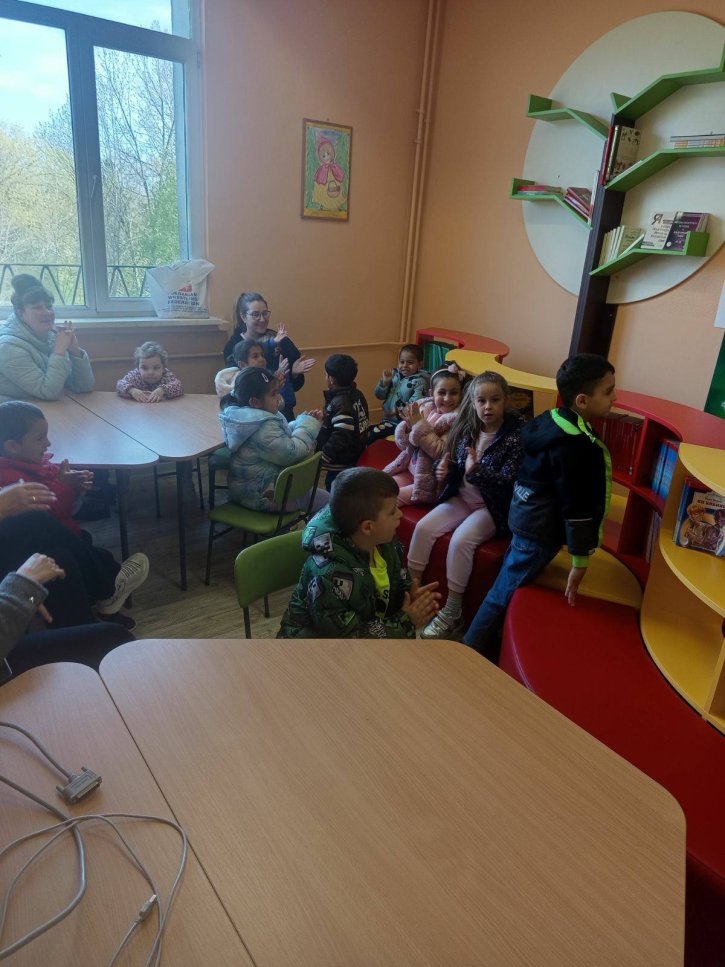 Празник на книгата в училищната библиотека с участие на ученици и гости от детска градина.