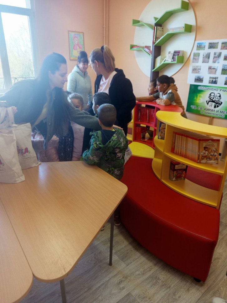 Празник на книгата в училищната библиотека с участие на ученици и гости от детска градина.