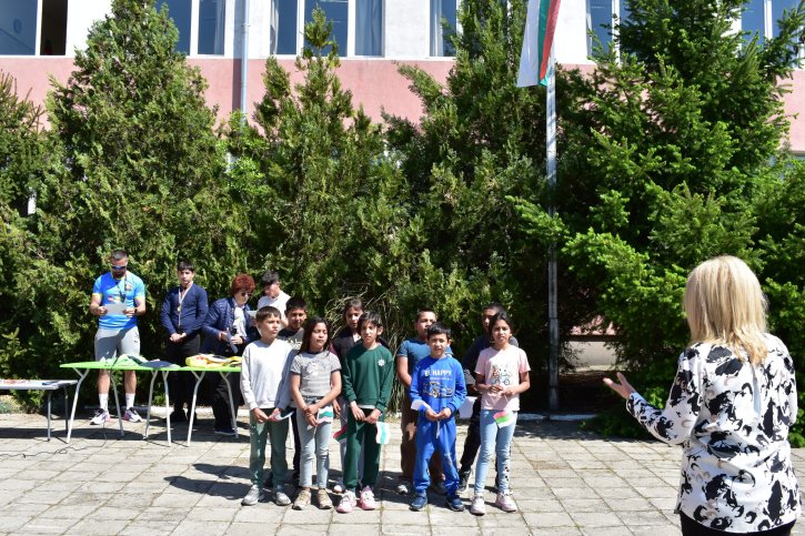 Тържествено награждаване на изявени ученици по повод патронния празник.