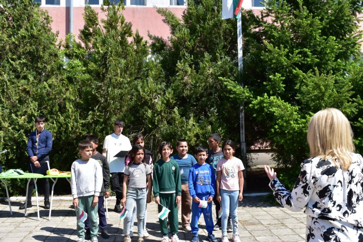 Тържествено награждаване на изявени ученици по повод патронния празник.