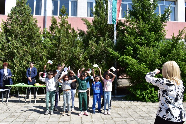 Тържествено награждаване на изявени ученици по повод патронния празник.