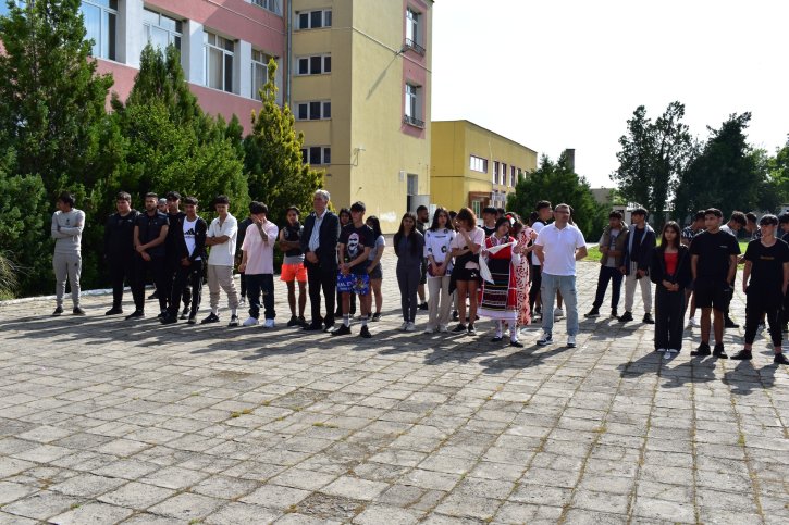 „ОбУ „Св. св. Кирил и Методий“ отбеляза патронния си празник с откриване на STEM център.