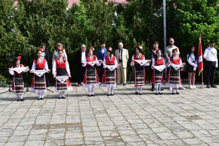 „ОбУ „Св. св. Кирил и Методий“ отбеляза патронния си празник с откриване на STEM център.