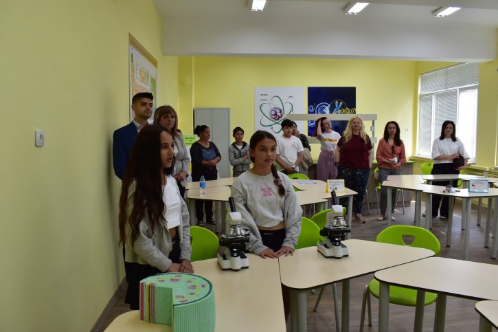 „ОбУ „Св. св. Кирил и Методий“ отбеляза патронния си празник с откриване на STEM център.