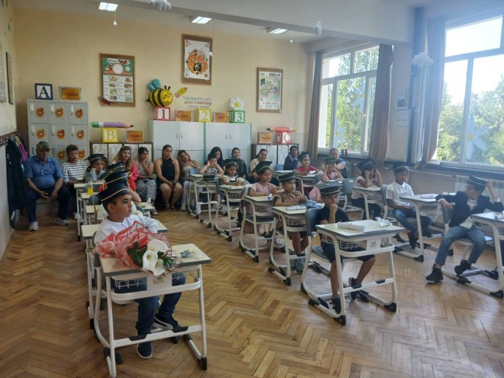 Първокласниците направиха своята първа голяма крачка в училище