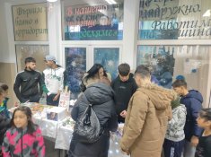 Благотворителен коледен базар по време на голямо междучасие в ОбУ