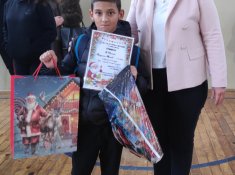 Награждаване на учениците от прогимназиален и гимназиален етап, взели участие в училищните конкурси: „Най-добре украсена класна стая“ и „Най-красива коледна рисунка“